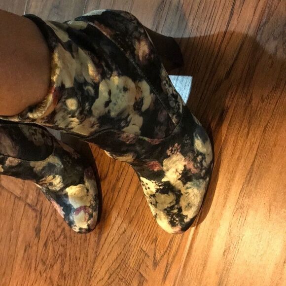 Floral Velvet Boots Size 8 1/2‎ - Picture 1 of 5